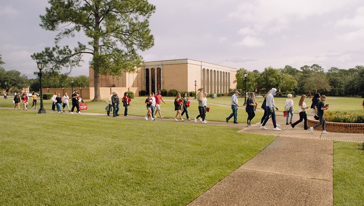 UM Day 2022-2023 students walk across campus